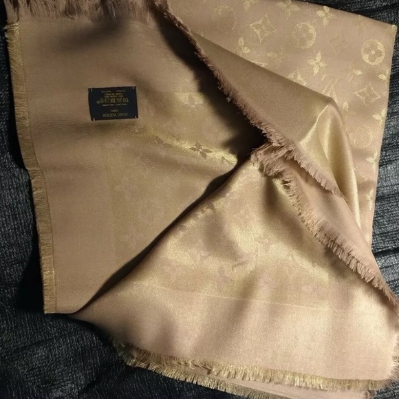 Auth. Vuitton Châle Monogram Beige & Gold Shawl in Metallic Lurex Silk Jacquard - Picture 4 of 9